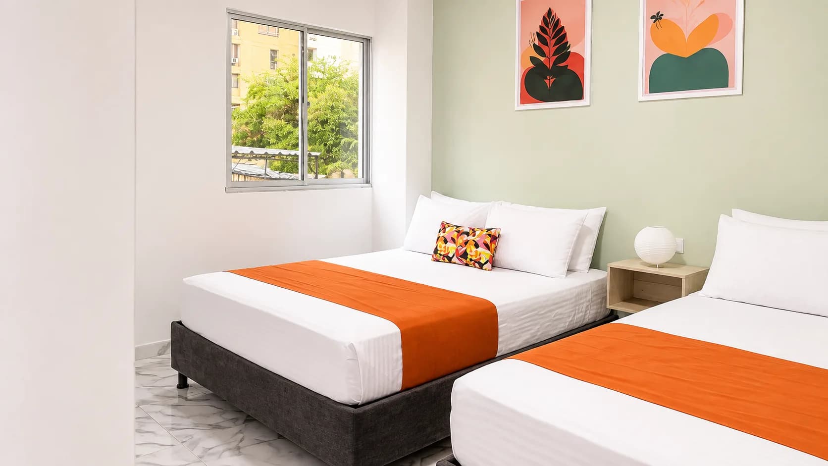 Habitación Doble Deluxe con cubrecamas naranja
