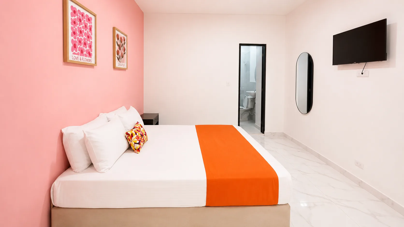 Habitación Doble con mesas de noche y TV