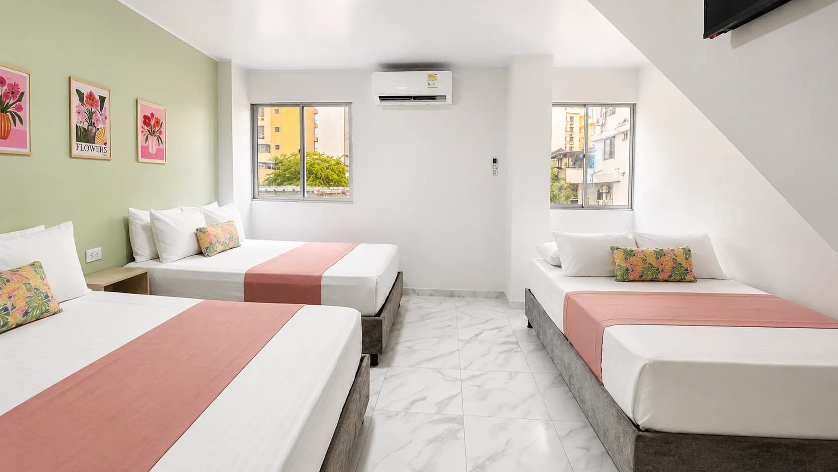Habitación Familiar con aire acondicionado y ventanas