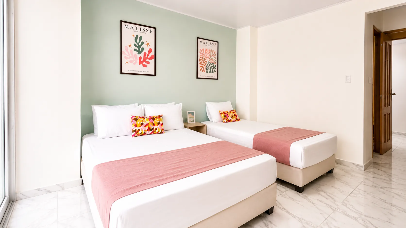 Habitación Triple con dos camas y láminas botánicas