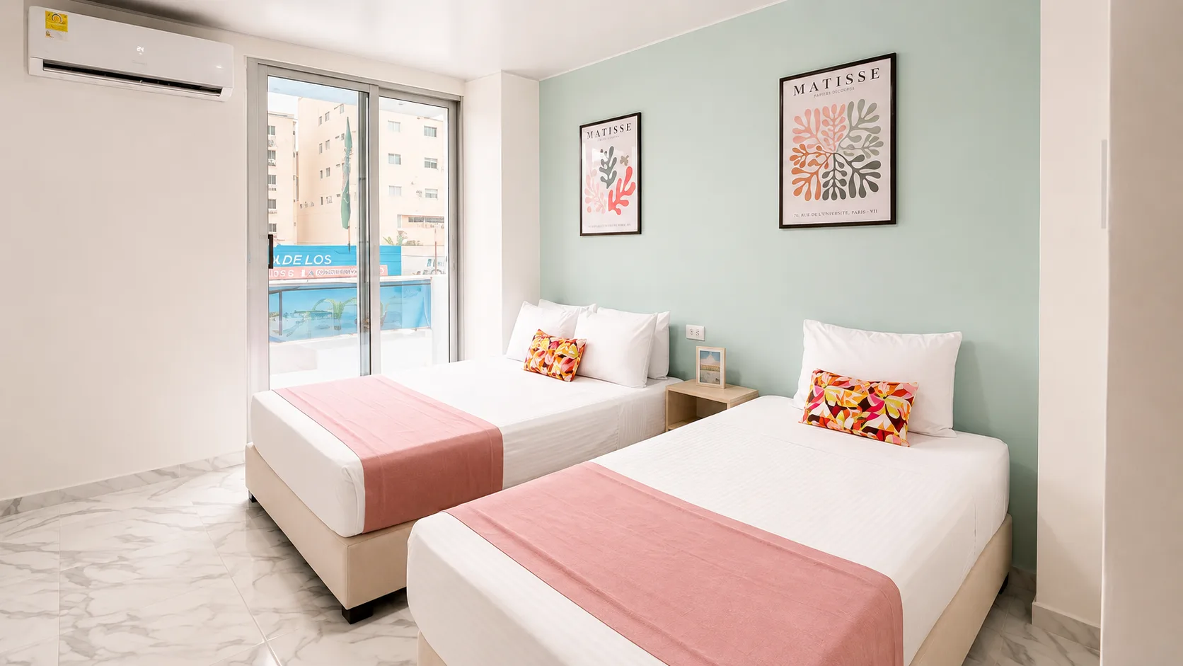 Habitación Triple con balcón y ventanal