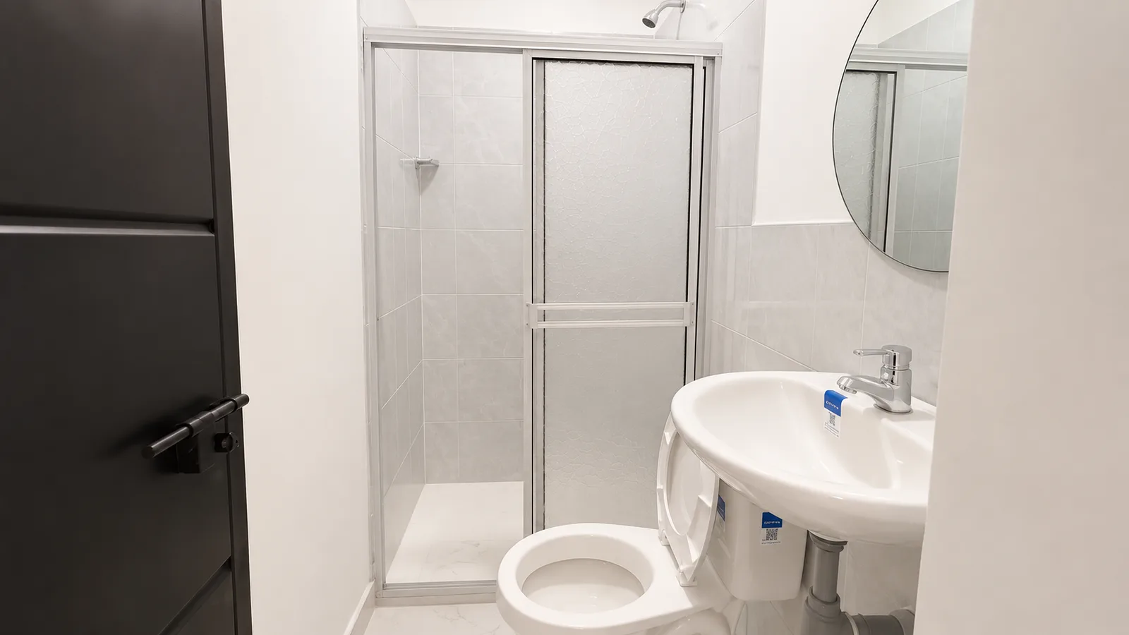 Baño privado con ducha de la Habitación Triple